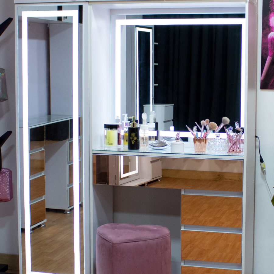 Tocadores en Medellín fabricados por TK Mobiliario. Tocadores en Medellín, tocador led, Hollywood, tocador con luces, estilo y funcionalidad.